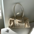 Nylontasche in Beige mit Kordelzug-Seitentaschen und doppelten Schultergurten - Gebrochenes Weiß