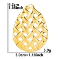 Vista detallada del colgante de gota tejida dorada con medidas 4,2 cm por 3,0 cm - Dorado