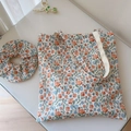 Detailansicht der Baumwolltasche mit Blumenmuster und passendem Haargummi in Orange - Beige Basis Plissierte Kleine Gelbe Blumen Set