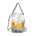 Detail der handgefertigten Muscheltasche mit Perlenkette und bunten Pailletten - Vertikal / Neu Mehrfarbig