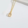 Elegante gouden ketting met een minimalistische ronde doorschijnende opaal hanger - Gouden Ronde Kattenoogsteen Stijl