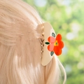 Pince à cheveux florale avec fleur rouge et feuilles vertes sur résine beige pour cheveux - Pince à Cheveux Fleur Orange
