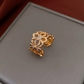 Vue détaillée d'une bague fleur dorée ajourée avec oxyde de zirconium étincelant - 11# Bague-Or-Plaqué or véritable