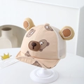 Dettaglio cappellino neonato con orecchie da orso 3D e rete posteriore traspirante - 48cm (6-20 Mesi) / Cachi