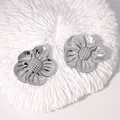 Boucles d'oreilles fleurs argentées plaquées or 18 carats sur fond de corail décoratif - Couleur Acier