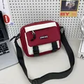 Bolso bandolera retro rojo y blanco con correa ajustable y cierre de hebilla - Rojo