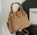 Detail der handgewebten Strohtasche mit Bambusgriff und hochwertigem PU-Leder-Schultergurt - Hellbraun