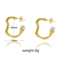 Dettaglio orecchini a onde in oro 18k con perla e misure indicate di 20mm x 22mm - geometrico