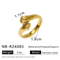 Dettaglio delle dimensioni dell'anello in acciaio dorato 18K con forma fluida - Stile Forma Fluida (NB-R24085)