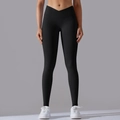Detail of high-waisted seamless yoga leggings with V-shaped crossover waistband - S / Black