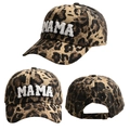 Dettaglio del berretto leopardato con ricamo MAMA e fibbia regolabile in metallo - Leopardo-Stile MAMA