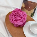 Eleganter rosaroter Haarklammer aus Stoff, präsentiert auf einem Holztablett - 10cm Rosenrote Rose Haarkralle