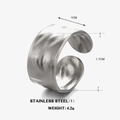 Anillo abierto irregular de acero inoxidable plateado con banda martillada de 1 cm - Superficie Ancha Martillada (Color Acero) / Abierto Ajustable / Color Acero