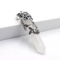 Vue macro d'un pendentif hexagonal en cristal blanc enveloppé de fleurs en argent - Cristal blanc