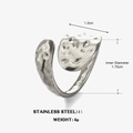 Anillo abierto de acero inoxidable plateado con textura martillada y diseño ajustable - Color Acero