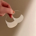 Macro di orecchini a mezzaluna d'argento con design minimalista e finitura lucida - Mezzaluna Argento Lucido (Perno in Acciaio-Argento-Stile 2)
