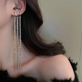 Detalle del pendiente de clip con borla larga plateada y cadenas de metal en la oreja - Clip de oreja plateado (71#)