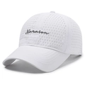 Gorra de béisbol blanca de secado rápido con agujeros cortados por láser y bordado - Ajustable / Blanco