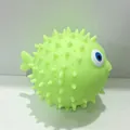 Détail d'un jouet à presser fugu vert clair avec pointes en silicone pour soulager le stress - Poisson-globe Vert