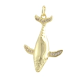 Vue macro d'un pendentif baleine plaqué or 18 carats avec zircons pour bijoux DIY - Baleine en Zircone Or