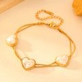 Detalle de pulsera dorada de doble capa con perlas de corazón y cadena de serpiente fina - Pulsera de Corazón de Perla (T102)