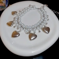 Détail d'un collier de perles double couche avec cinq pendentifs en cœur polis - Collier-Argent-Blanc