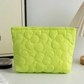 Dettaglio del motivo floreale trapuntato verde neon su astuccio per cosmetici - Verde Erba
