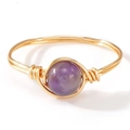 Anello artigianale in filo dorato con una pietra naturale di ametista viola rotonda - US-9 / Ametista-Viola