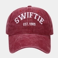 Détail de la broderie Swiftie 1989 blanche sur casquette de baseball bordeaux délavé - Bordeaux