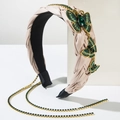 Diadema trenzada rosa con mariposas de joyas verdes y largas cadenas de oro colgantes - Beige