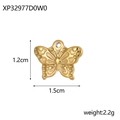 Makroaufnahme von hohlem Schmetterlingsanhänger in Gold mit Maßen 1,2 cm x 1,5 cm - Geprägter Schmetterling Gold