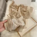 Eleganter Seiden-Woll-Schal in Beige mit goldenen Metallstreifen auf weißem Plüsch - Beige