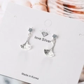 Vue macro détaillée des boucles d'oreilles en argent feuille de ginkgo avec zircon brillant - Boucles d'Oreilles Clous Feuille de Ginkgo