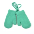 Dettaglio di muffole in maglia verde brillante con cordino di sicurezza per l'inverno - Verde