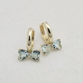 Pendientes de mariposa dorados con piedras de corazón azul claro y cierre de palanca - Base de oro con circonita azul lago