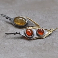 Boucles d'oreilles ethniques en forme de cosse avec pierres corail et fini vintage - Ambre Roux Martelée