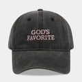 Détail de la broderie God's Favorite sur une casquette de baseball en coton gris - Réglable / Noir