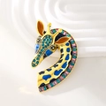 Broche girafe en or avec points en émail colorés et strass bleus scintillants de luxe - Bleu