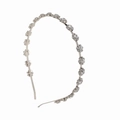 Serre-tête en métal argenté avec strass cristallins floraux sur fond blanc épuré - Argenté