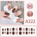 Kurze Schachbrett-Nägel zum Aufkleben mit Goldfolie und karamellbraunen Tönen Set - Braunes Schachbrett Goldfolie Stil (A322) / Klebertyp (Inklusive Toolkit)