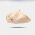 Beigefarbene Baskenmütze aus Wolle mit roter Herzbestickung, weich und stilvoll - Beige