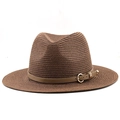 Vue détaillée du chapeau fedora kaki à large bord avec ruban cuir et boucle d'or - 56-58cm / Café