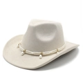 Detalle de sombrero vaquero de fieltro beige con cadenas de perlas y colgantes de gota - Beige