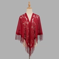 Dettaglio dello scialle in pizzo rosso scuro con motivi floreali e frange eleganti - 180cm / Borgogna