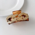 Pince à cheveux carrée ambre avec motif de chaîne en métal doré sur fond blanc - Triple Ovale-Caramel Or-8cm