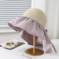 Cappello da sole da donna con ampia tesa viola a balze e corona in paglia beige - Viola
