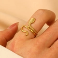 Anillo abierto dorado en forma de serpiente con texturas de escamas en relieve - Serpiente de Escamas Chapado en Oro de 18K (A-674)
