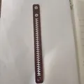 Dunkelbraunes Leder-Baseballarmband mit weißen Nähten und drei Metalldruckknöpfen - Weiße Nähte / Braun