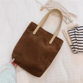 Borsa tote in velluto a coste marrone scuro con manici beige e rivetti dorati per uso quotidiano - Marrone