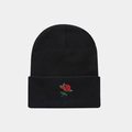 Detalle del bordado de corazón rojo en el borde doblado del gorro de punto negro - Bordado de Rosa / Negro